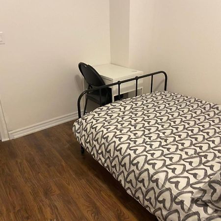 Budget Quad Room With En Suite Bathroom 36B Toronto Exteriör bild
